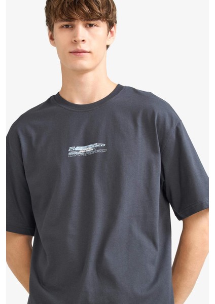 Boxy Fit Bisiklet Yaka Sırt Baskılı Kısa Kollu Tişört G0011AX25HS indirimleri