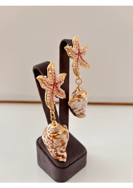 Paslanmaz Çelik Deniz Yıldızı ve Deniz Kabuğu Sallantılı Küpe – Kararmayan Şık Kadın Küpe