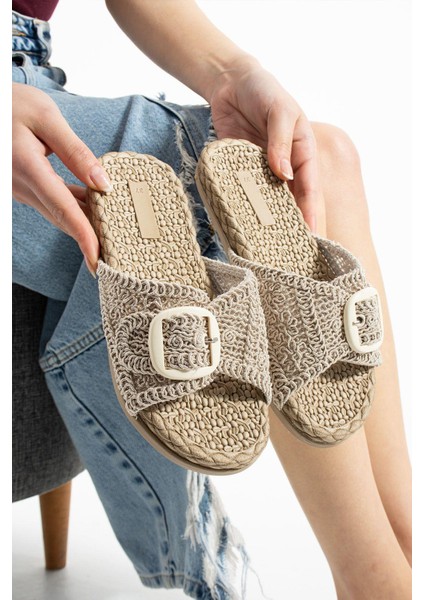 Kadın Terlik Bej Renkli Kaymaz Taban ile Havuz ve Plajda Rahatlık Sağlar