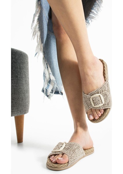 Kadın Terlik Bej Renkli Kaymaz Taban ile Havuz ve Plajda Rahatlık Sağlar modelleri