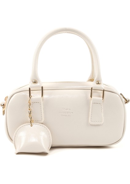 Kırışık Dokulu Krem SHK207 Suni Deri Charm Detaylı Fermuarlı Ayarlanabilir Askılı El, Kol ve Omuz Çantası U:14 E:24 G:8 cm