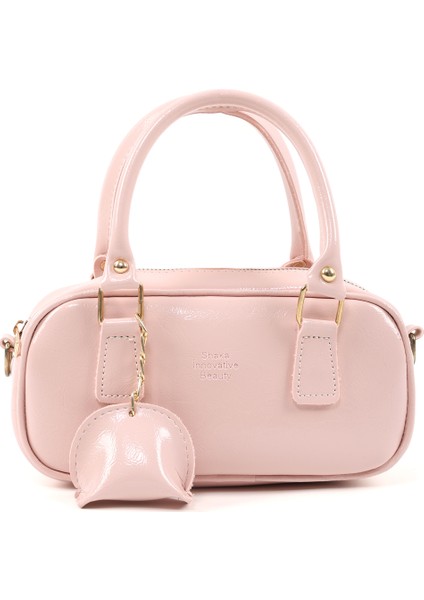 Şeker Pembesi SHK207 Suni Deri Charm Detaylı Fermuarlı Ayarlanabilir Askılı El, Kol ve Omuz Çantası U:14 E:24 G:8 cm