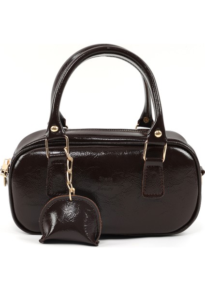 Kırışık Dokulu Kahverengi SHK207 Suni Deri Charm Detaylı Fermuarlı ,askılı El, Kol ve Omuz Çantası