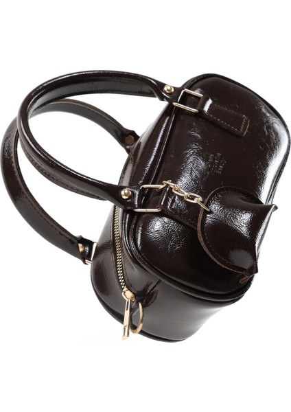 Kırışık Dokulu Kahverengi SHK207 Suni Deri Charm Detaylı Fermuarlı ,askılı El, Kol ve Omuz Çantası