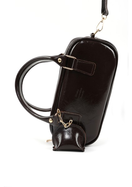 Kırışık Dokulu Kahverengi SHK207 Suni Deri Charm Detaylı Fermuarlı ,askılı El, Kol ve Omuz Çantası