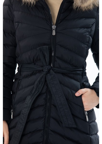 Kadın Siyah Uzun Çıkarılabilir Kürk Kapüşonlu Dolgulu Bel Kemerli Su Itici Şişme Mont 8529