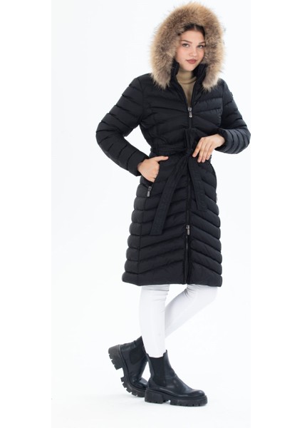Kadın Siyah Uzun Çıkarılabilir Kürk Kapüşonlu Dolgulu Bel Kemerli Su Itici Şişme Mont 8529
