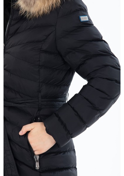 Kadın Siyah Uzun Çıkarılabilir Kürk Kapüşonlu Dolgulu Bel Kemerli Su Itici Şişme Mont 8529