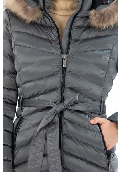 Kadın Gri Uzun Çıkarılabilir Kürk Kapüşonlu Dolgulu Bel Kemerli Su Itici Şişme Mont 8529