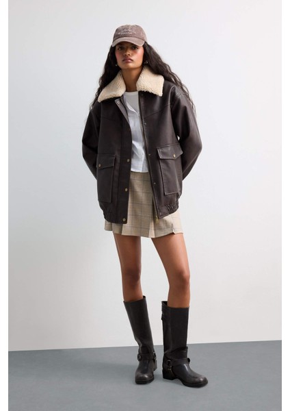 Çıkarılabilir Suni Kürk Yaka Dad Fit Polo Yaka Tafta Suni Deri Mont E8540AX25AU fiyatları