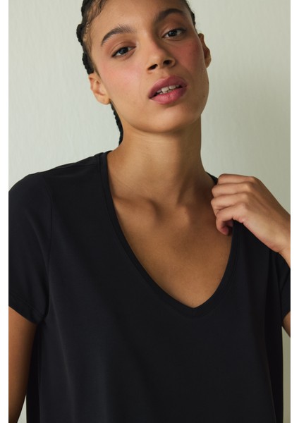 Siyah V Yaka Modal Kısa Kollu Tişört fırsatları