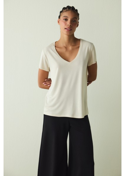 Bej V Yaka Kısa Kollu Modal Tişört fiyatları