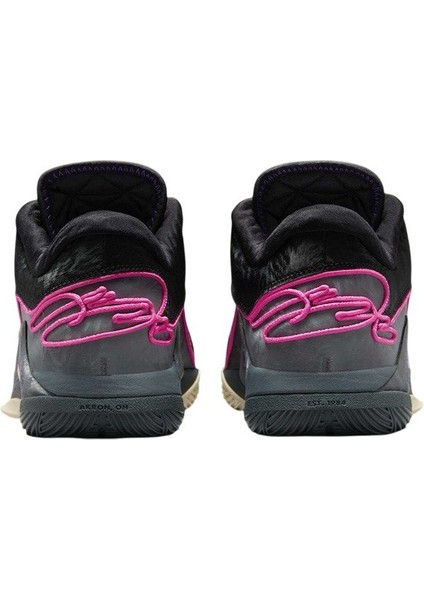 Lebron Xxıı “blacklight” FZ1094-001 modelleri