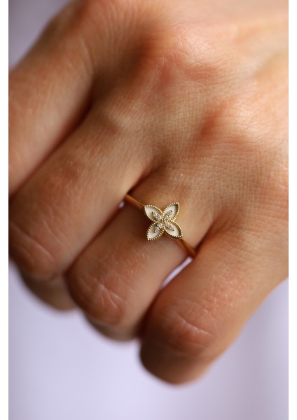 14 Ayar Altın Ekru Mineli ve Taşlı Lilyum Yüzük