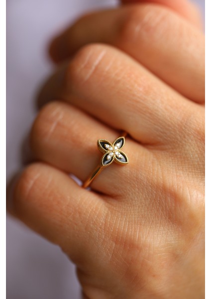 14 Ayar Altın Siyah Mineli ve Taşlı Lilyum Yüzük