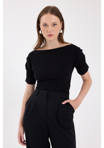 Siyah Kayık Yaka Kol Büzgülü Bluz 2515