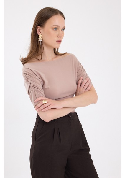 Bej Kayık Yaka Kol Büzgülü Bluz 2515