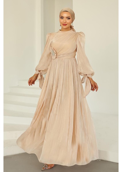 Pilise ve Taşlı Broş Detaylı Yoyo Ipek Tesettür Abiye Elbise Krem 1244