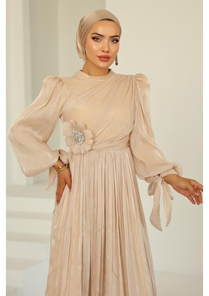 Pilise ve Taşlı Broş Detaylı Yoyo Ipek Tesettür Abiye Elbise Krem 1244 fiyatları