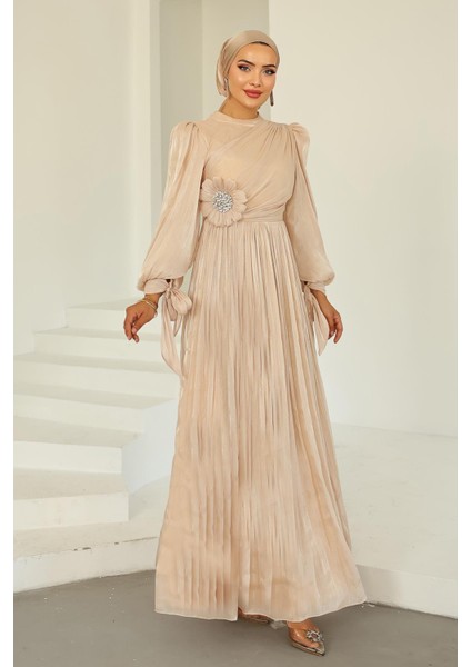 Pilise ve Taşlı Broş Detaylı Yoyo Ipek Tesettür Abiye Elbise Krem 1244 modelleri