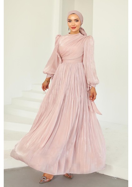 Pilise ve Taşlı Broş Detaylı Yoyo Ipek Tesettür Abiye Elbise Pudra 1244