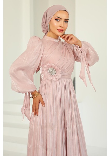 Pilise ve Taşlı Broş Detaylı Yoyo Ipek Tesettür Abiye Elbise Pudra 1244 fiyatları