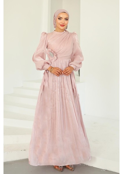 Pilise ve Taşlı Broş Detaylı Yoyo Ipek Tesettür Abiye Elbise Pudra 1244 modelleri