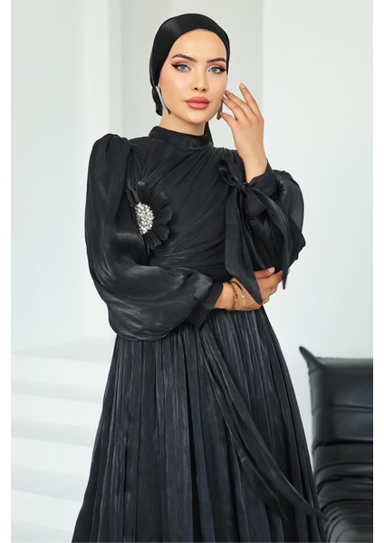 Pilise ve Taşlı Broş Detaylı Yoyo Ipek Tesettür Abiye Elbise Siyah 1244 fiyatları