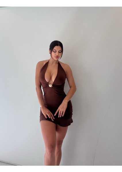 Kahve Askılı Toka ve Göğüs Dekolteli Mini Elbise