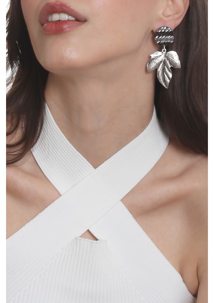 Kadın Çivili Model Yaprak Formlu Küpe