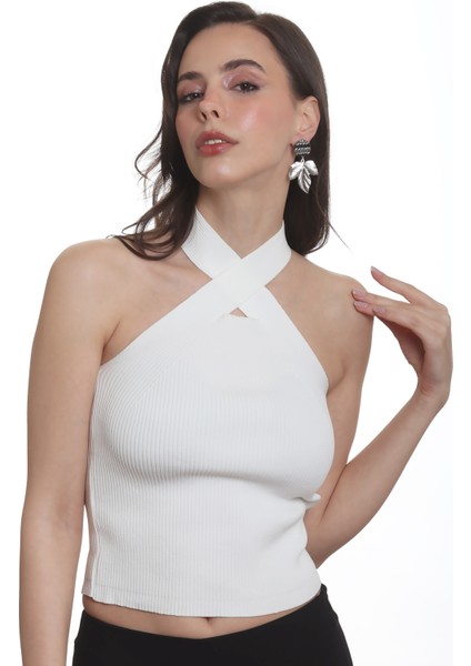 Kadın Çivili Model Yaprak Formlu Küpe fırsatları