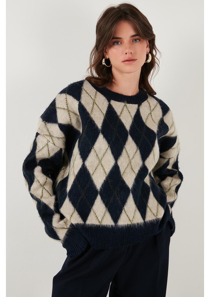 Oversize Fit Bisiklet Yaka Baklava Desenli Yumuşak Dokulu Kazak Bayan Kazak 4616223 modelleri