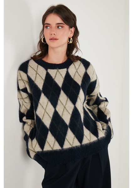 Oversize Fit Bisiklet Yaka Baklava Desenli Yumuşak Dokulu Kazak Bayan Kazak 4616223 fırsatları