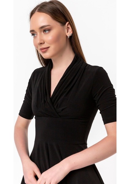 Yaka Detaylı Elbise