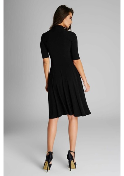 Yaka Detaylı Elbise