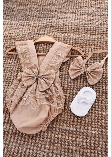 Kız Bebek Dantel Işlemeli Salopet Taş Detaylı Şık Babet Çorap ve Fiyonk Saç Bandı Seti Mevlit Elbise