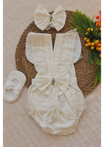 Kız Bebek Dantel Işlemeli Salopet Taş Detaylı Şık Babet Çorap ve Fiyonk Saç Bandı Seti Mevlit Elbise