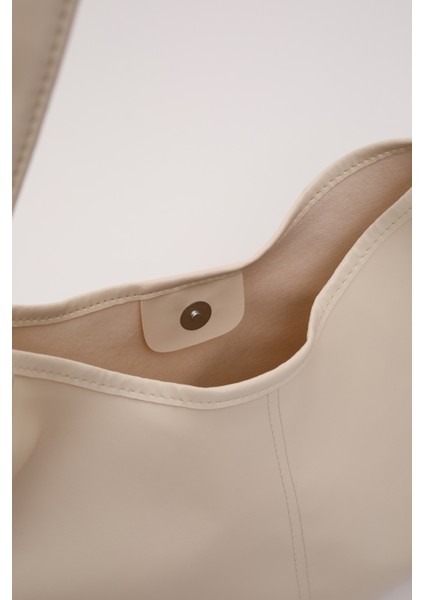 Krem SHK208 Yumuşak Suni Deri ,tek Bölmeli, Çıtçıtlı Ayarlanabilir Askılı Kol ve Omuz Çantası