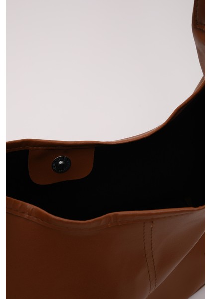 Taba SHK208 Yumuşak Suni Deri ,tek Bölmeli, Çıtçıtlı Ayarlanabilir Askılı Kol ve Omuz Çantası