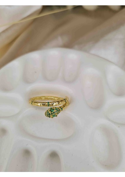 Yeşil Taşlı Sarma Tasarım Çelik Yüzük – Altın Kaplama Kadın Şık Takı