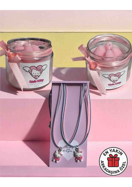 Hello Kitty Arkadaşlık Hediye Seti - 2 Adet Hello Kitty Çilek Kokulu Mum + 2 Adet Hello Kitty Kolye