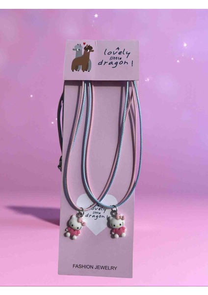 Hello Kitty Arkadaşlık Hediye Seti - 2 Adet Hello Kitty Çilek Kokulu Mum + 2 Adet Hello Kitty Kolye fiyatları