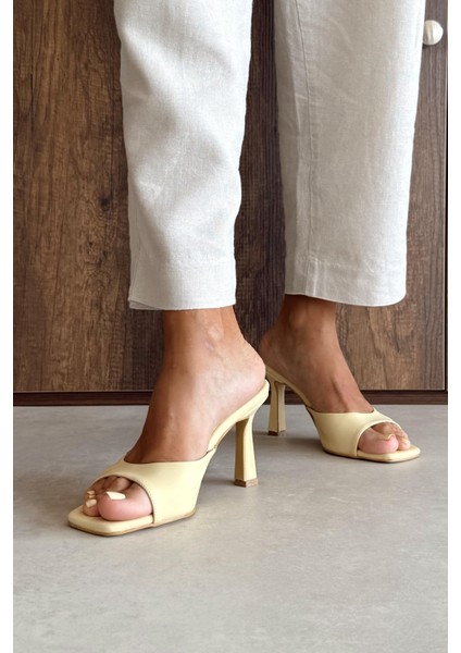 Liza Sarı Topuklu Terlik modelleri