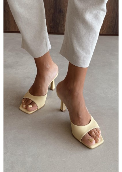 Liza Sarı Topuklu Terlik fırsatları