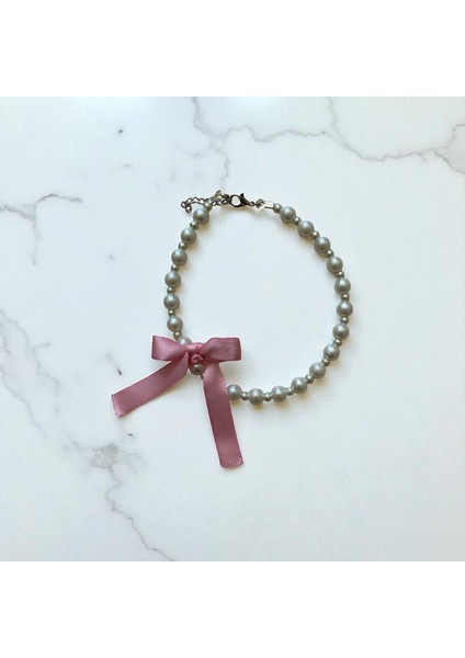 Kurdele Detaylı Şık Inci Görünümlü Kedi Tasması - El Yapımı Tatlı Evcil Hayvan Kolyesi