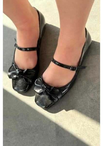 Ratins Kırışık Deri Siyah Kurdele Detaylı Kadın Babet