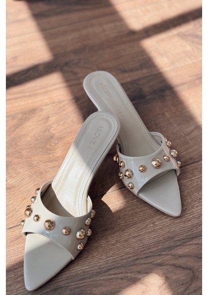 Yonspe Rugan Trok Detaylı Ince Topuklu Terlik Bej fırsatları