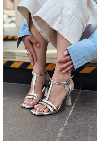 Ellanxa Parlak Deri Gümüş Bant Detaylı Topuklu Ayakkabı fiyatları