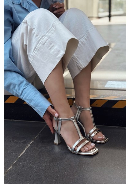 Ellanxa Parlak Deri Gümüş Bant Detaylı Topuklu Ayakkabı modelleri