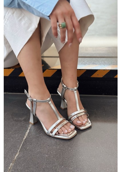 Ellanxa Parlak Deri Gümüş Bant Detaylı Topuklu Ayakkabı indirimleri